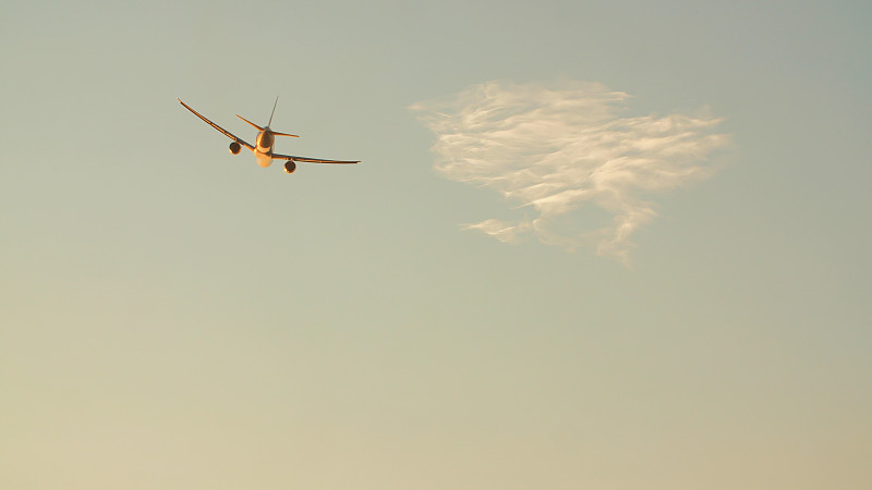 工程机械通过大连飞机运输送达西班牙维哥 (Vigo)