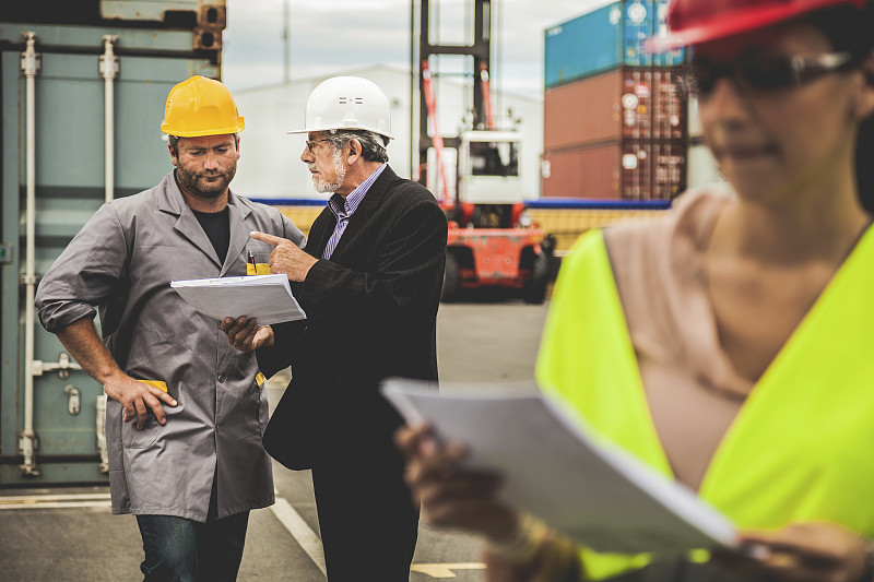 摄像头使用台中散货船运输速递到希洪 (Gijón)