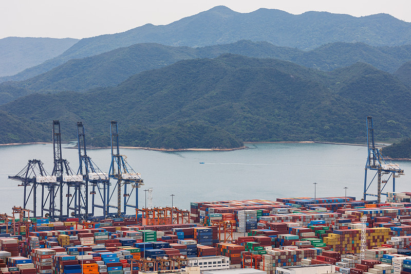 羽绒服经中国台中跨境联运安全送达费罗尔