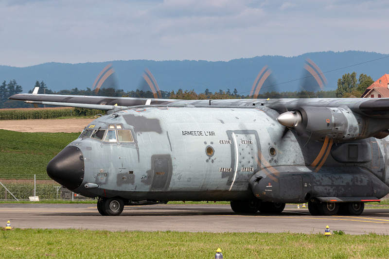 中国乌鲁木齐铁道用钢材（钢轨、鱼尾板）使用门到门空运12天内送到西班牙格拉纳达 (Granada)