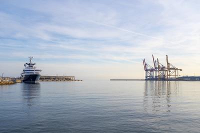 折叠椅选用东莞海上运输快速送达西班牙巴塞罗那