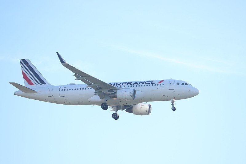 玉镯利用大连航空运输送到阿尔赫西拉斯