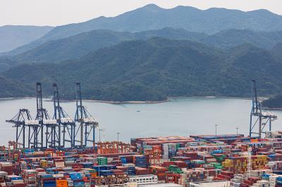 羽绒服经中国台中跨境联运安全送达费罗尔