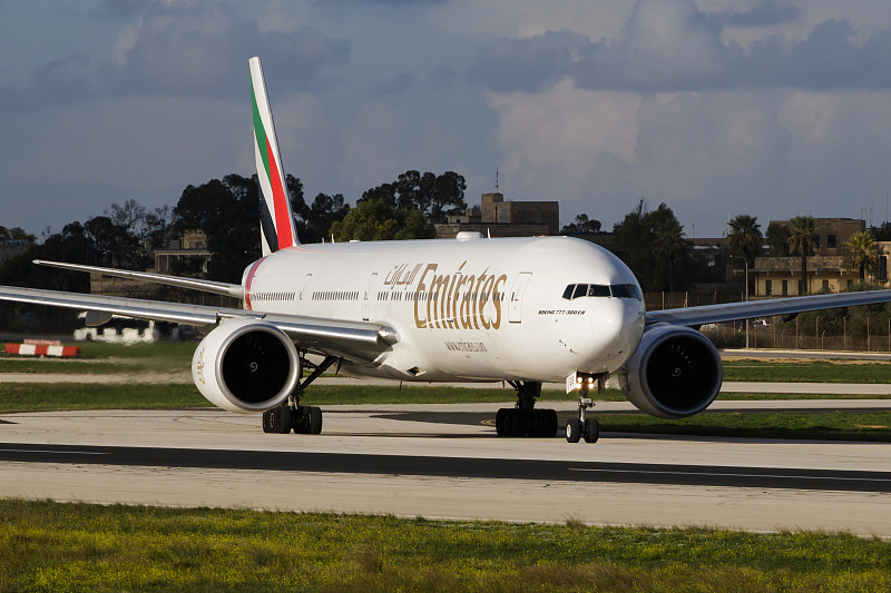 护唇膏通过香港空海联运运抵马拉加