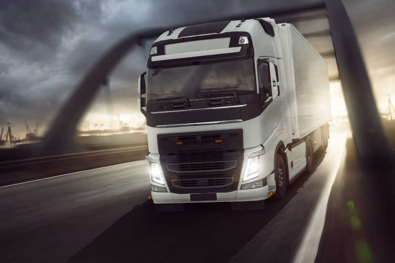 防水运动服经过深圳外贸物流递送到英国费利克斯托