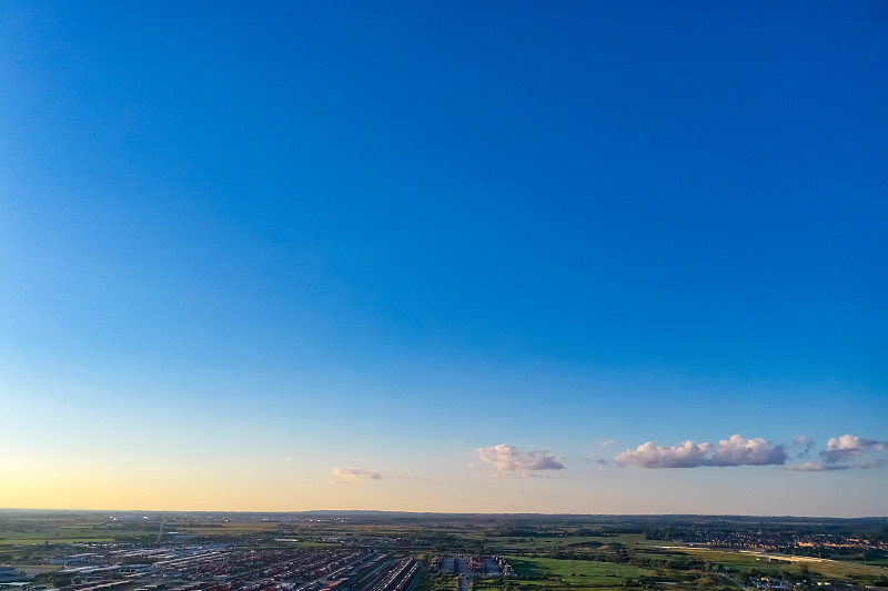 中国上海到西班牙塞维利亚的护肤霜采用航空快递8天速递到