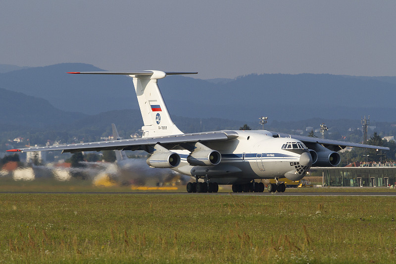 AR眼镜借助上海港到港海运运到西班牙希洪