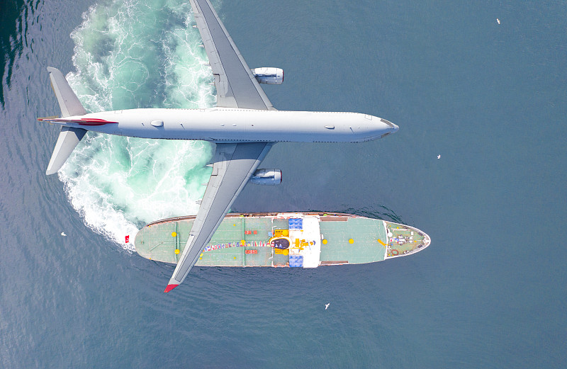 茶具套装（茶壶、茶杯、茶叶罐）经过中国上海飞机运输送到伊比沙岛