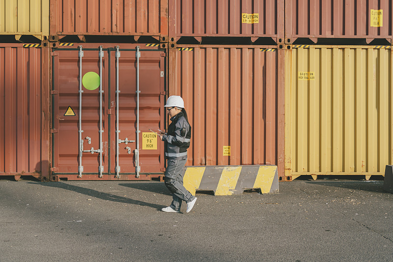 工程机械利用中国深圳空海联运运送至维多利亚