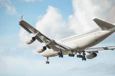 晾衣架采取中国舟山跨境海空联运速递到西班牙瓦伦西亚