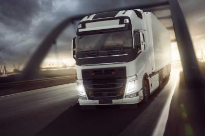 防水运动服经过深圳外贸物流递送到英国费利克斯托