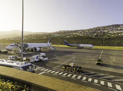 中国深圳至新加坡的烘焙喷雾使用空运物流专线8天配送到