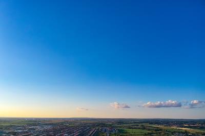 中国上海到西班牙塞维利亚的护肤霜采用航空快递8天速递到