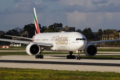 护唇膏通过香港空海联运运抵马拉加