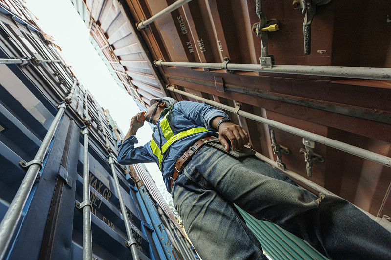 西班牙海运费一吨多少钱