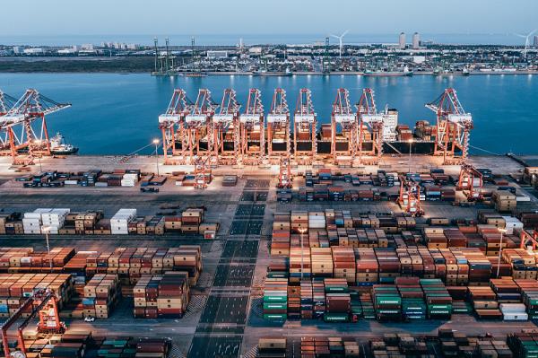 国际海运巴塞罗那港将增加自动化起重机