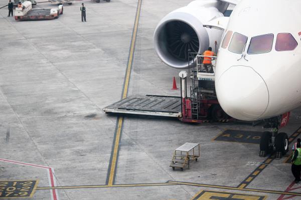 电脑包空运到西班牙哪家好？